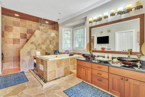 Un baño grande con bañera y lavabo. en Heated Pool l Indoor Jacuzzi Tubs I Arcade l Outdoor Hot Tub, en Winston-Salem