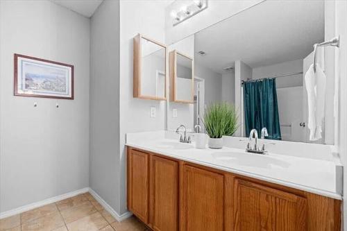 a bathroom with a sink and a large mirror at 3 bed, close to Stadiums & Park, Big Yard in McKinney