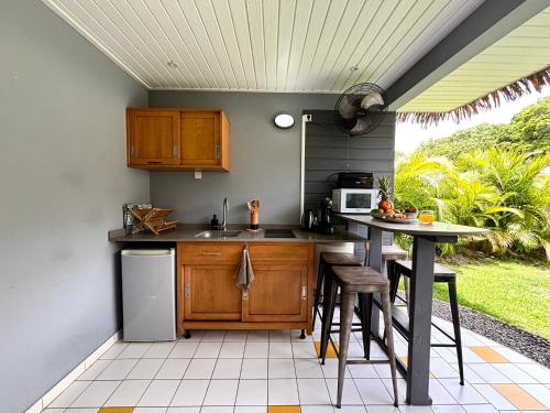 Una cocina o zona de cocina en Le Cocon Miel - Plage, Jardin, Adapté aux Groupes