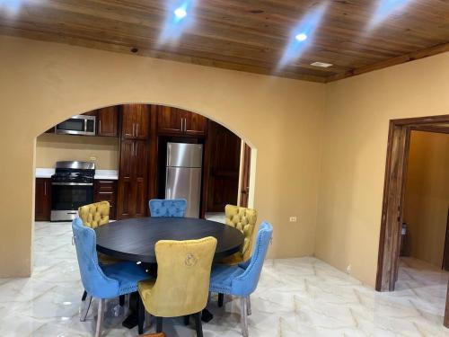 Η κουζίνα ή μικρή κουζίνα στο Walk to the beach apartment in Negril 2 bedrooms 2 bathrooms