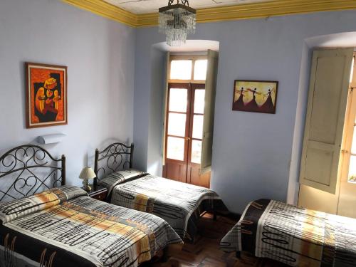 Ένα ή περισσότερα κρεβάτια σε δωμάτιο στο Hostal JUANA DE ARCO