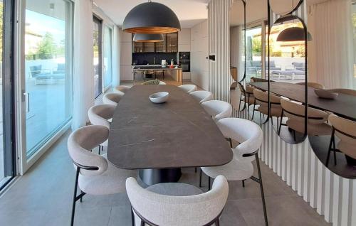 Εστιατόριο ή άλλο μέρος για φαγητό στο Gorgeous Home In Rovinjsko Selo