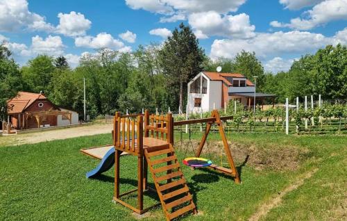 Κήπος έξω από το Beautiful Home In Durdevac