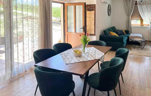Χώρος καθιστικού στο Beautiful Home In Durdevac