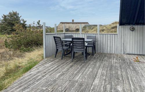 un tavolo e sedie seduti su una terrazza in legno di 3 Bedroom Amazing Home In Ringkøbing a Ringkøbing