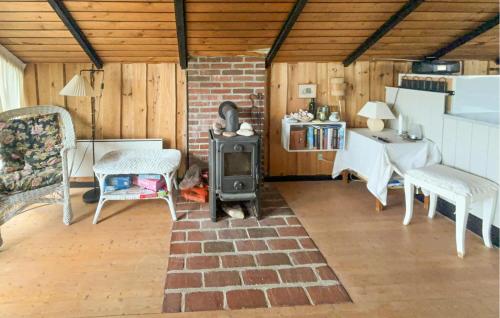 un soggiorno con camino in mattoni e stufa di 3 Bedroom Amazing Home In Ringkøbing a Ringkøbing