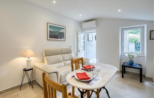 ソジョンにあるCharmante Maisonのテーブルとソファのあるリビングルーム