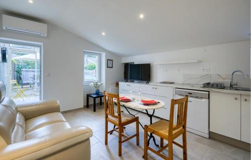 une cuisine et un salon avec une table et des chaises dans l'établissement Charmante Maison, à Saujon