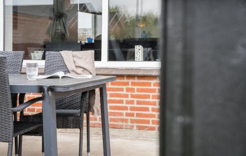 Balkón nebo terasa v ubytování Cozy Home In Bredebro With Wifi