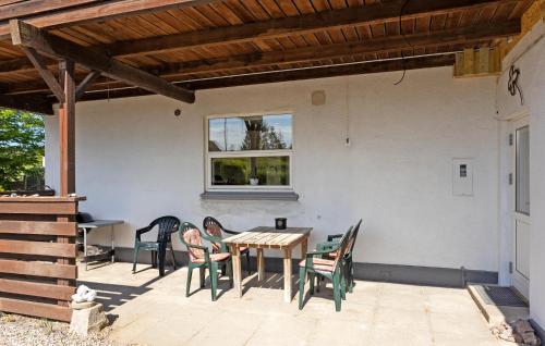 a patio with chairs and a table and a window at Gorgeous Home In Millinge With Wifi in Millinge