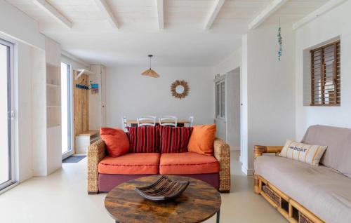 un salon avec un canapé et une table dans l'établissement Charmante Maison Proche Mer, à Notre-Dame-de-Monts