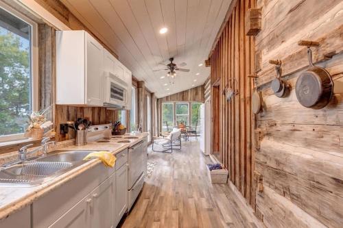 une cuisine avec des murs en bois et du parquet en bois dans l'établissement Hickory Haven - Stunning Lake Views - Private Dock, à Cadiz
