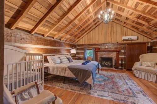 une chambre avec un lit et une cheminée dans l'établissement Hickory Haven - Stunning Lake Views - Private Dock, à Cadiz