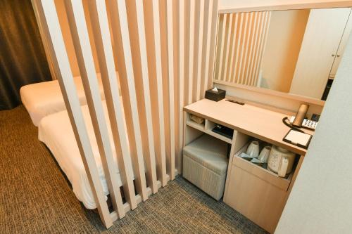 เตียงในห้องที่ Sanco Inn Nagoya Shinkansen-guchi Annex