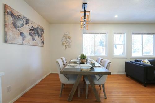 ein Esszimmer mit Tisch und Stühlen in der Unterkunft Rocky Mtn Escape-3 bdrm-near shops, dining, UofC in Calgary
