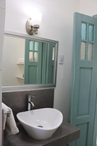 a bathroom with a white sink and a mirror at Amplio departamento remodelado in Mexico City