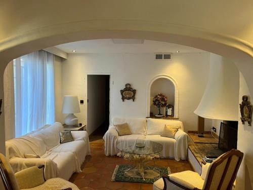 La MôleにあるVilla in La Môle with Private Poolのリビングルーム(白いソファ2台、テーブル付)
