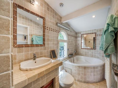 La MôleにあるVilla in La Môle with Private Poolの浴槽、洗面台、トイレを備えたバスルーム