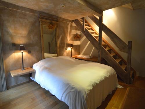 Postel nebo postele na pokoji v ubytování Magnificent Manor in Vresse-Sur-Semois with Sauna