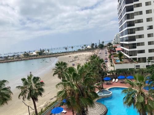 a view of the beach from the balcony of a resort at Departamento con piscina 8 in Salinas