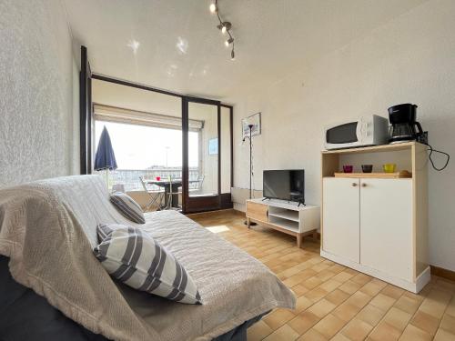 Studio cabine lumineux avec parking privé, face à la plage – Sète