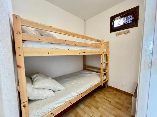Cette petite chambre dispose de 2 lits superposés et d'une fenêtre. dans l'établissement Studio cabine lumineux avec parking privé, face à la plage – Sète - FR-1-338-561, à Sète