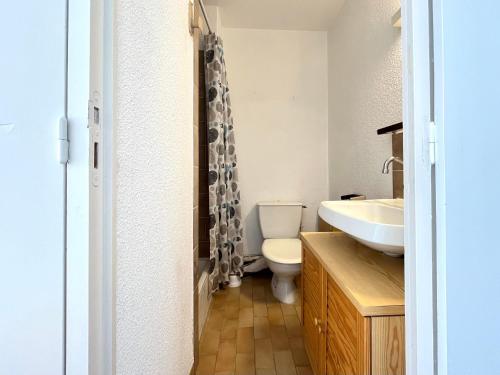 Studio cabine lumineux avec parking privé, face à la plage – Sète