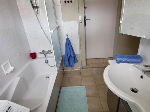 une salle de bain avec une baignoire, des toilettes et un lavabo dans l'établissement Maison charmante, 5 pers, wifi, quartier calme, jardin clos, près plage et commerces - FR-1-323-537, à Saint-Jean-de-Monts