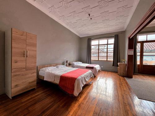 a bedroom with two beds in a room at CASA AIDA LUZ in Cuenca