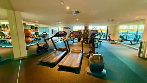 Fitness centrum a/nebo fitness zařízení v ubytování Yarra Accommodation-Private apartments-Collins Wharf Waterfront, Docklands