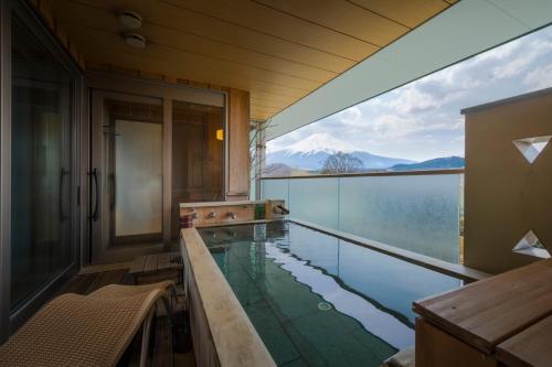a swimming pool with a view of a mountain at Kaneyamaen in Fujiyoshida