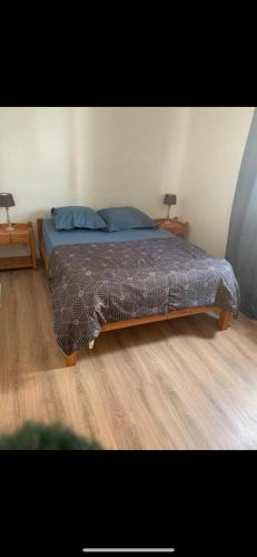 un lit dans une chambre avec deux lampes sur des tables dans l'établissement 30 pas et dans l'eau, à Canet