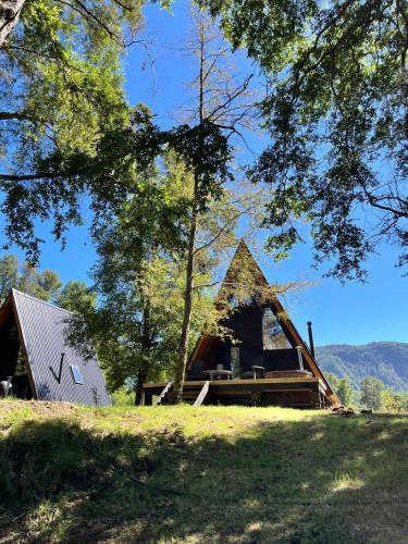 a cabin in the middle of a field with trees at Alto Terralis in Minetué