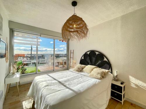 Posteľ alebo postele v izbe v ubytovaní T3 dernier étage avec grande terrasse, parking et WIFI à Sète - FR-1-338-506