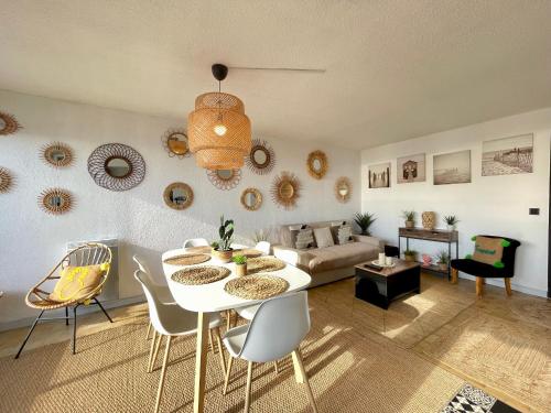 un salon avec une table et des chaises blanches dans l'établissement T3 dernier étage avec grande terrasse, parking et WIFI à Sète - FR-1-338-506, à Sète