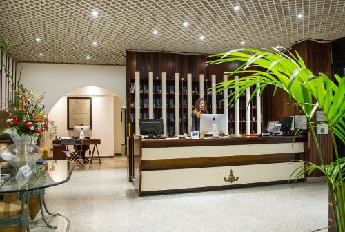 Area lobi atau resepsionis di Hotel Bellavista Club-Caroli Hotels