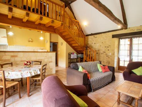 un salon avec un canapé et une table dans l'établissement Maison Périgourdine avec Jacuzzi, Cheminée et Jardin près de Monpazier - FR-1-616-180, à Saint-Avit-Rivière
