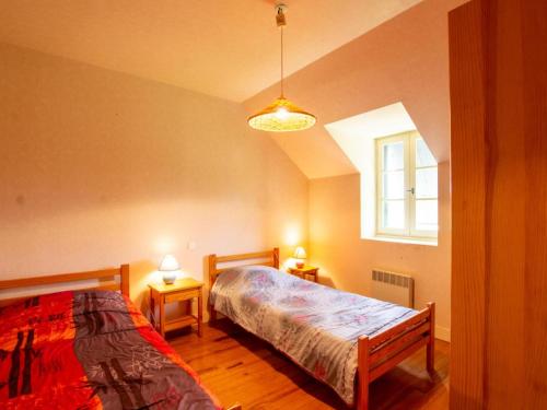 a bedroom with two beds and a window at Maison confortable avec terrasse, près de Belvès - jardin clos, BBQ, animaux acceptés - FR-1-616-20 in Bouillac