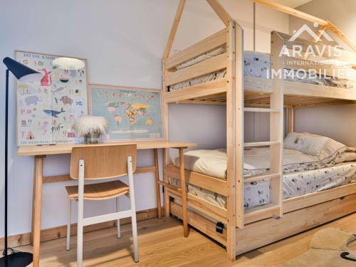 une chambre avec un lit superposé et un bureau dans l'établissement Appartement 3 chambres, terrasses, proche randonnées - FR-1-391-212, au Grand-Bornand