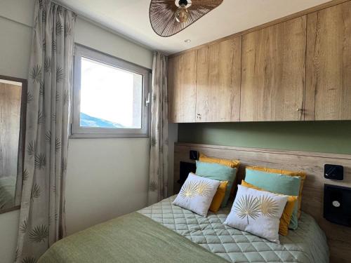 Postel nebo postele na pokoji v ubytování Superbe Type 2 rénové 2025, climatisé, parking à Aix-les-Bains - FR-1-555-116