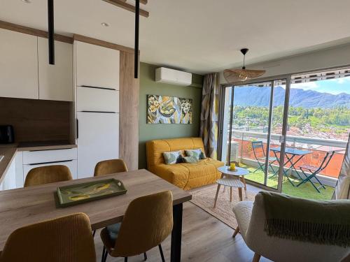 une cuisine et un salon avec une table et des chaises dans l'établissement Superbe Type 2 rénové 2025, climatisé, parking à Aix-les-Bains - FR-1-555-116, à Aix-les-Bains