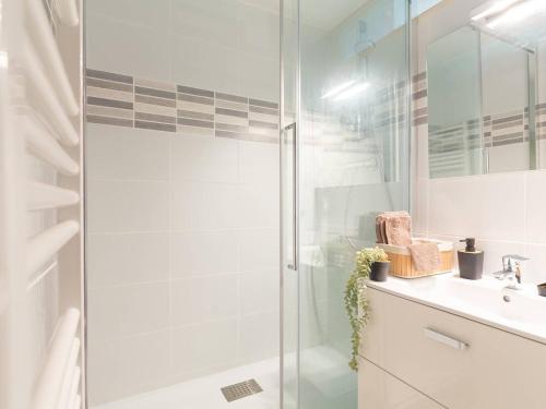 une salle de bain avec une douche en verre et un lavabo dans l'établissement Appartement 6 pers. au cœur de St-Lary - FR-1-296-517, à Saint-Lary-Soulan