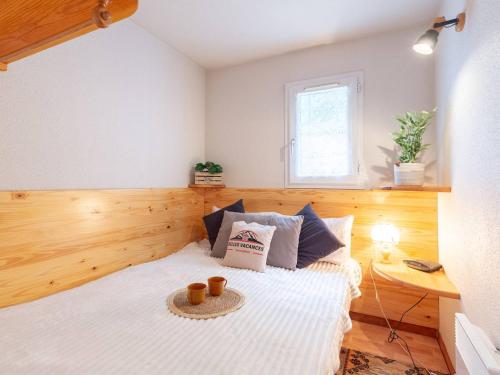 - une chambre avec un lit blanc et un plateau dans l'établissement Appartement 6 pers. au cœur de St-Lary - FR-1-296-517, à Saint-Lary-Soulan