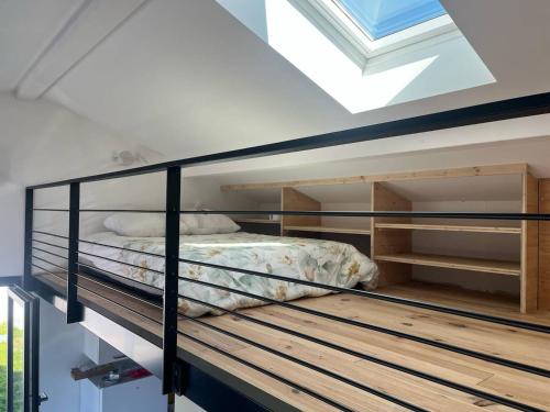 - une chambre avec des lits superposés et une lucarne dans l'établissement Cambo-les-Bains : T1 Bis cosy avec jardin et WiFi - FR-1-495-149, à Cambo-les-Bains