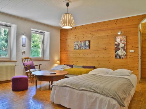 une chambre avec un grand lit et une table dans l'établissement Montriond: Appartement chaleureux 6 pers, terrasse, près des navettes - FR-1-679-21, à Montriond