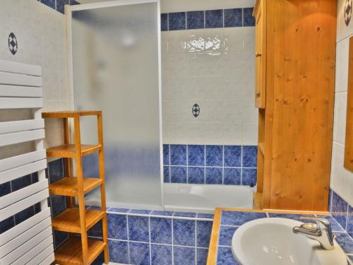 une salle de bain avec un lavabo, une douche et une baignoire dans l'établissement Montriond: Appartement chaleureux 6 pers, terrasse, près des navettes - FR-1-679-21, à Montriond