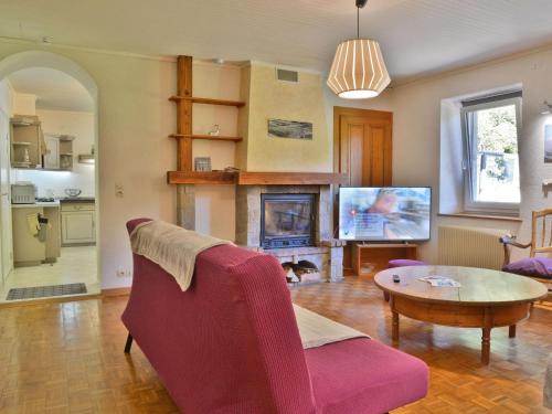 un salon avec un canapé et une table dans l'établissement Montriond: Appartement chaleureux 6 pers, terrasse, près des navettes - FR-1-679-21, à Montriond