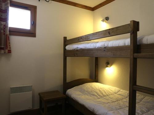 une chambre avec deux lits superposés et une fenêtre dans l'établissement Appartement spacieux 6 personnes avec balcon et WIFI - FR-1-508B-22, à Aussois