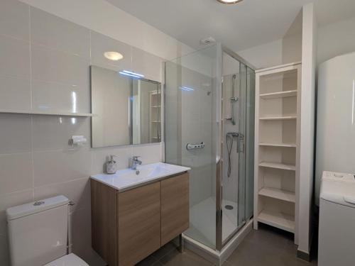 une salle de bain avec une douche, un lavabo et des toilettes dans l'établissement Appartement chaleureux 6 pers près mer avec parking et wifi - FR-1-239-1114, à Capbreton