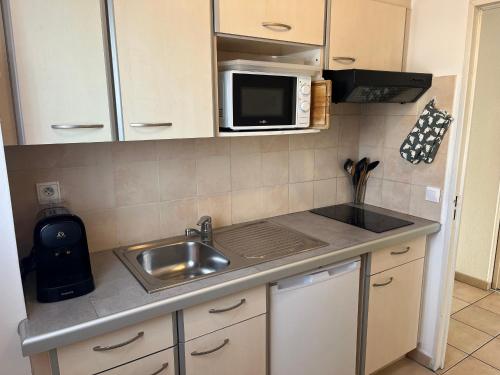 2 Pièces avec Balcon et Terrasse - Plage à 50m - Clim, WiFi, Parking - FR-1-466A-17